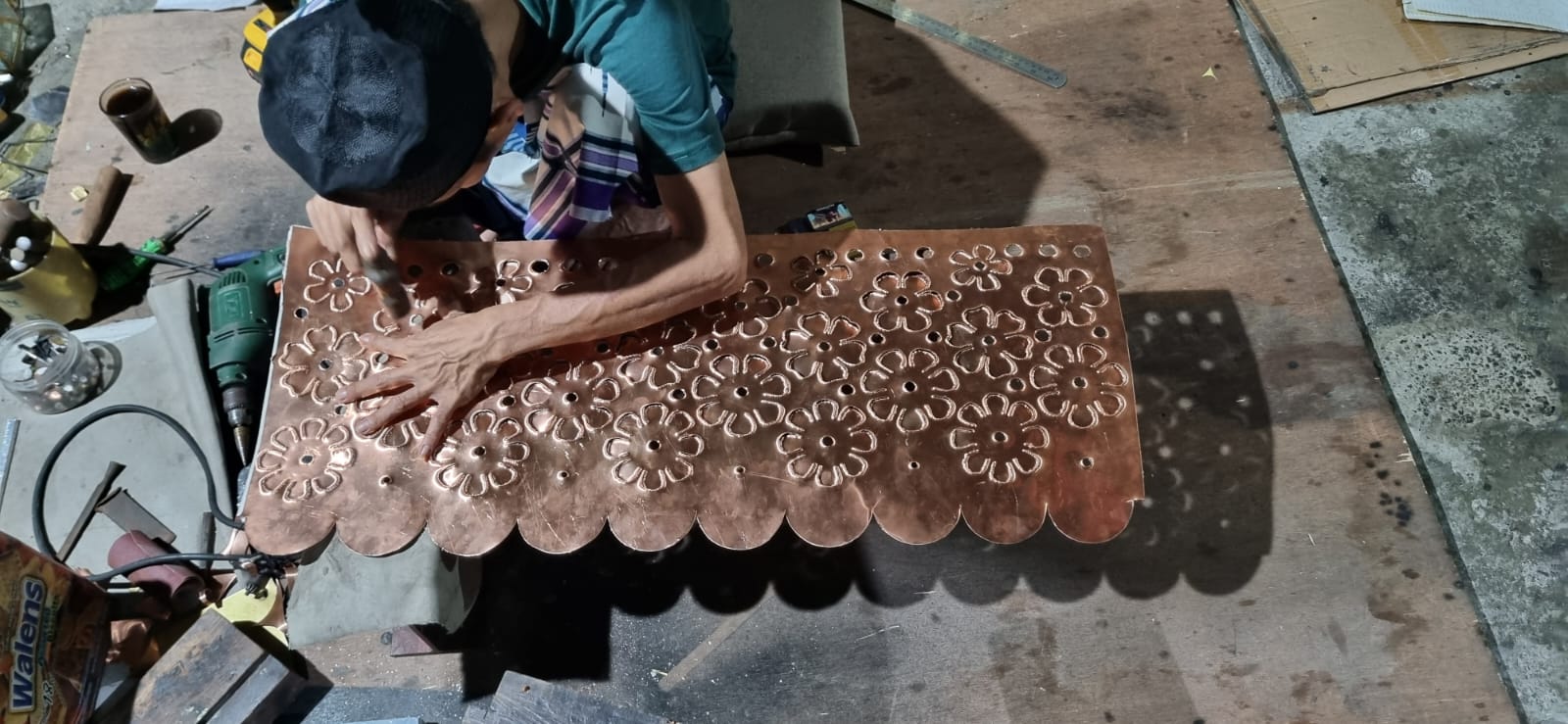 Koleksi lampu di showroom
