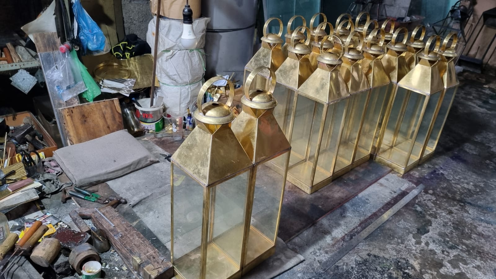 Pengrajin membuat lampu hias
